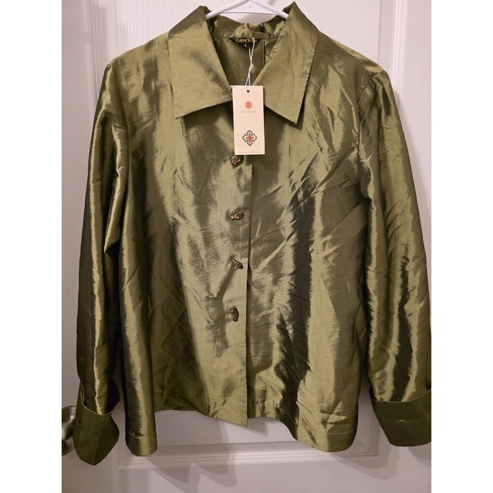 Lanvie Silk Green Collared Button-Up Blouse  with wooden fish buttons